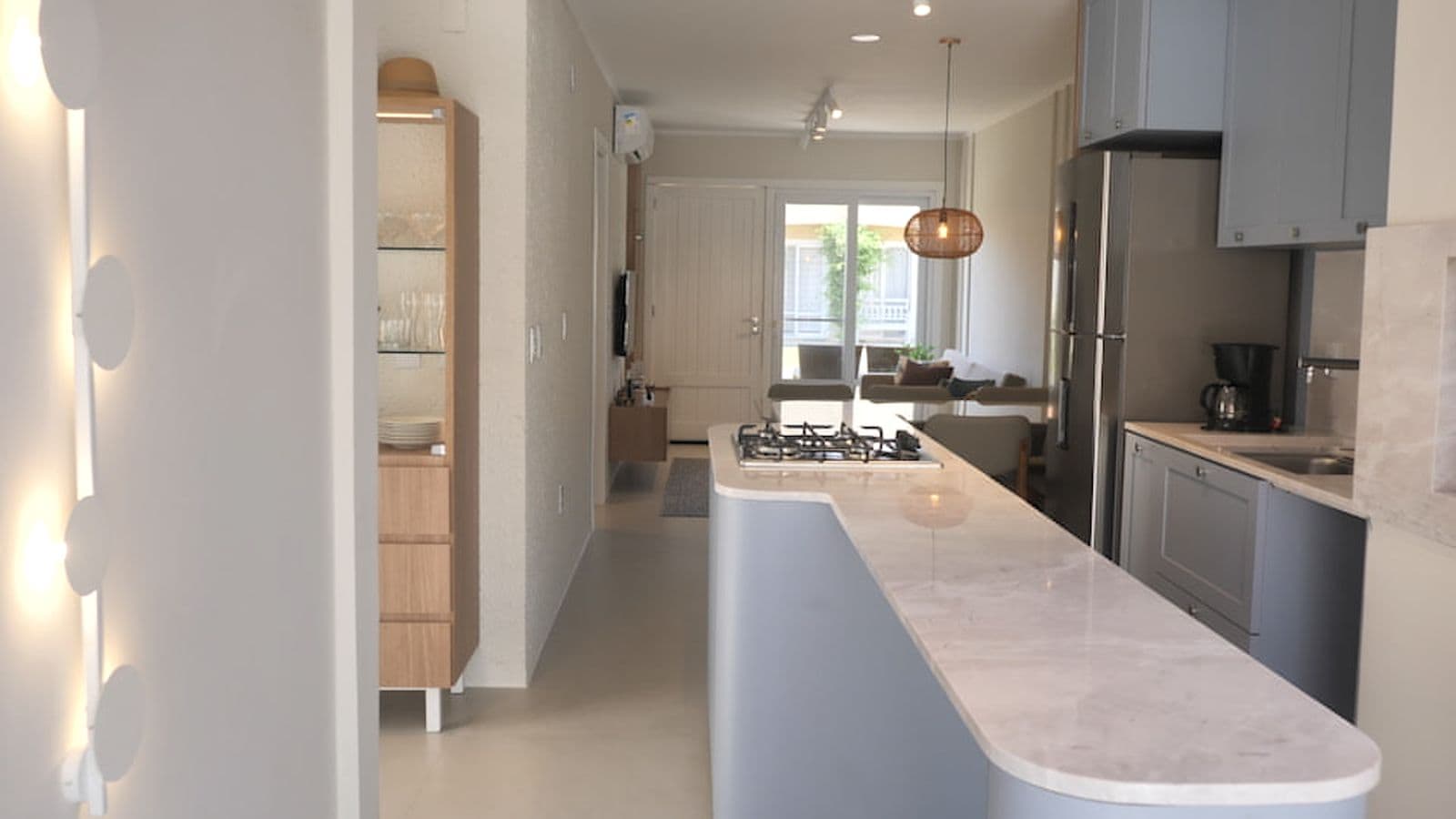 Casa Hermosa — Cozinha integrada — ilha com tampo em pedra