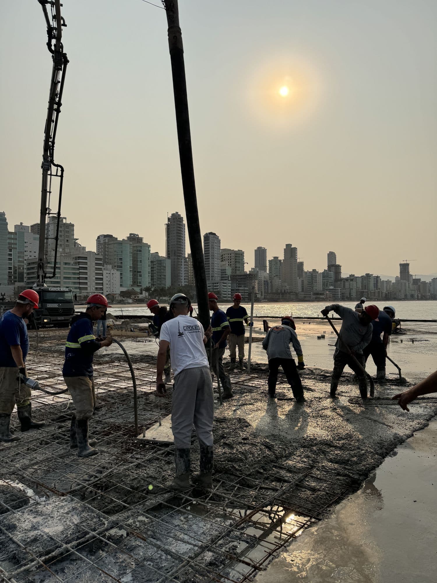 Concretagem da laje com bomba lança