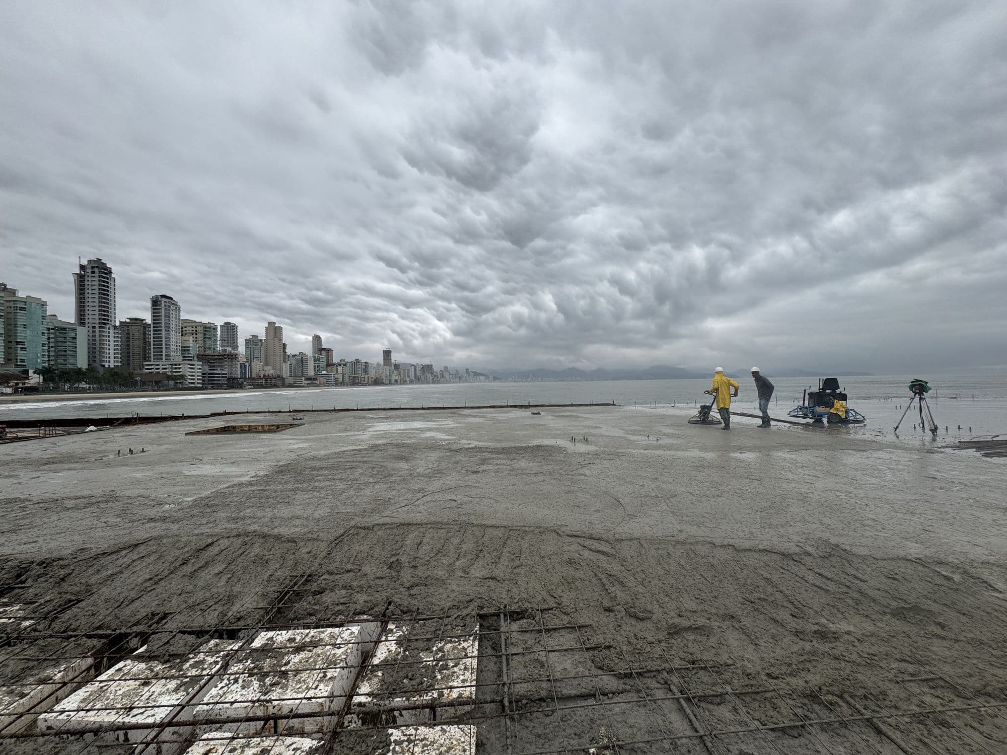 Laje concluída a 300 m da orla de Itapema