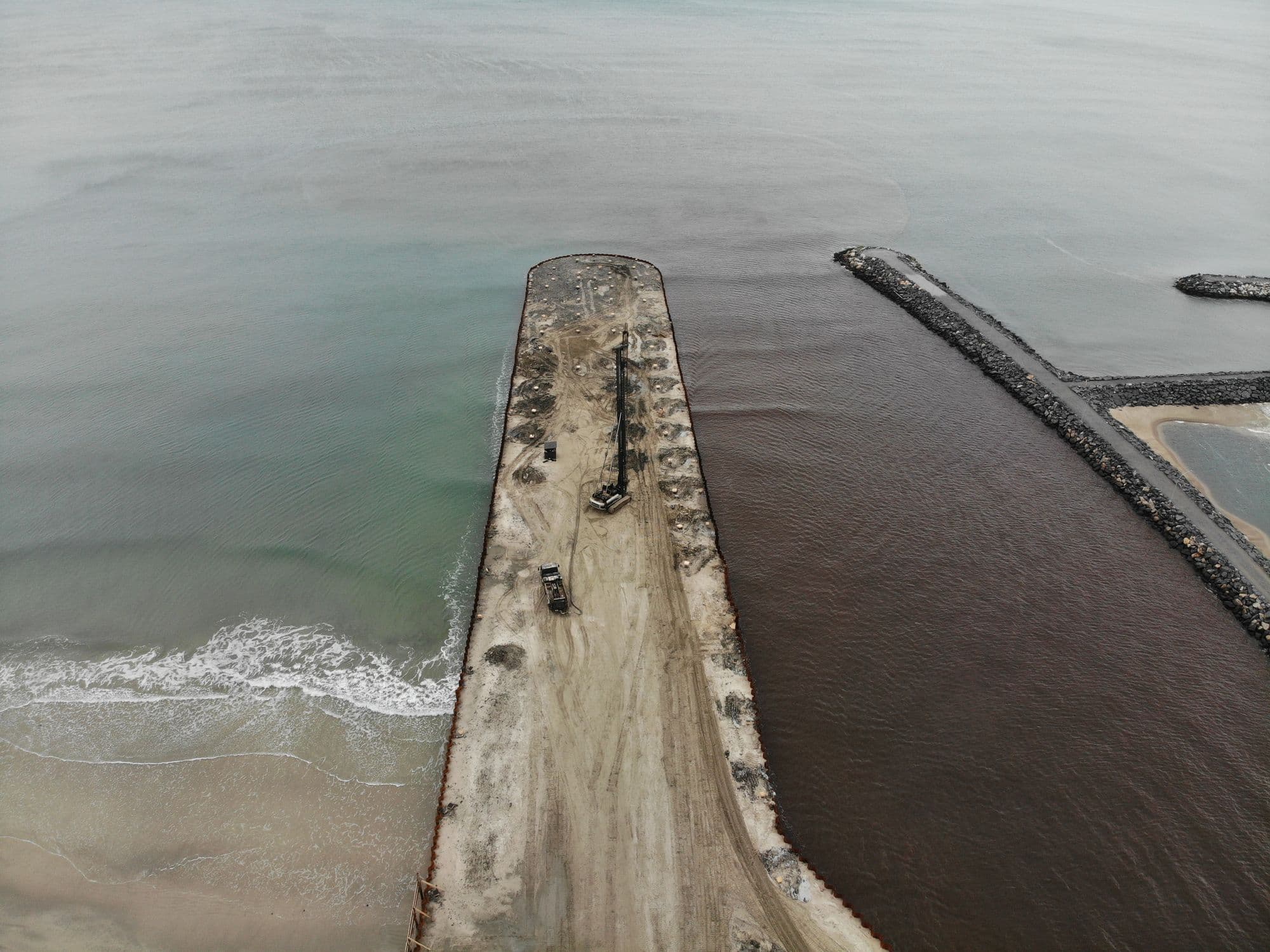 Píer Oporto — Vista aérea do píer avançando sobre o mar em Meia Praia