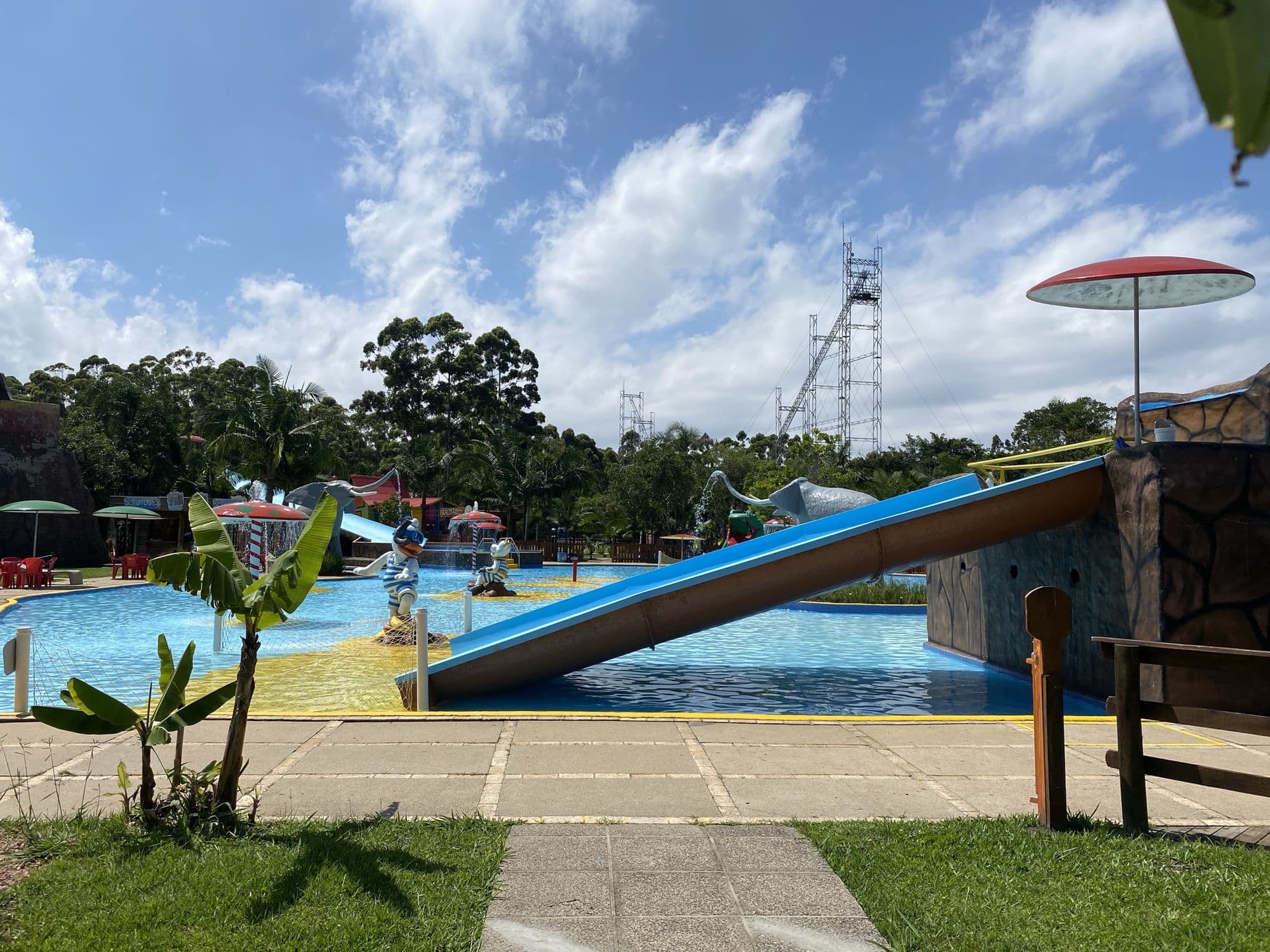 Piscina e tobogã