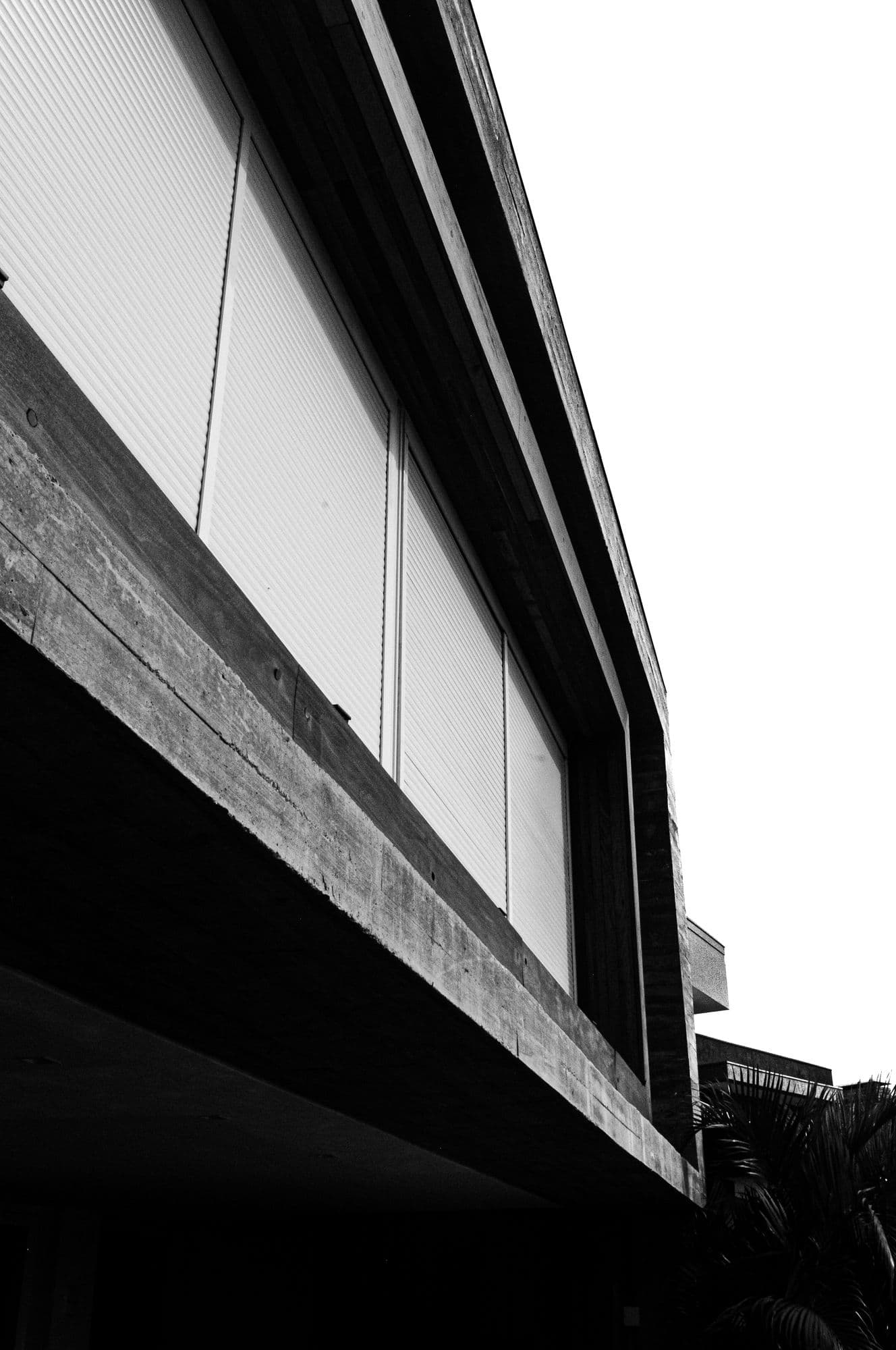 Residência Sea Coast — Fachada em concreto aparente — volume em balanço