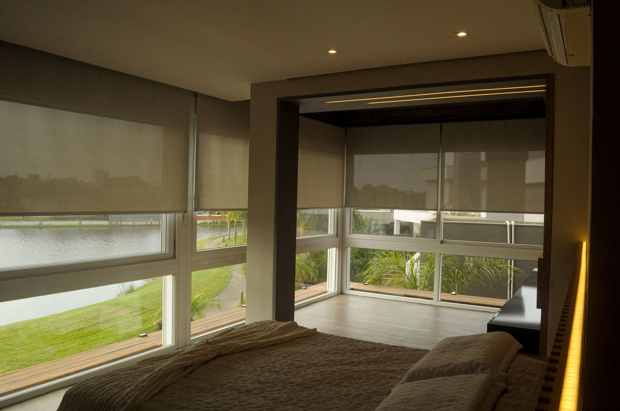 Suíte master ampliada, com vista para o lago