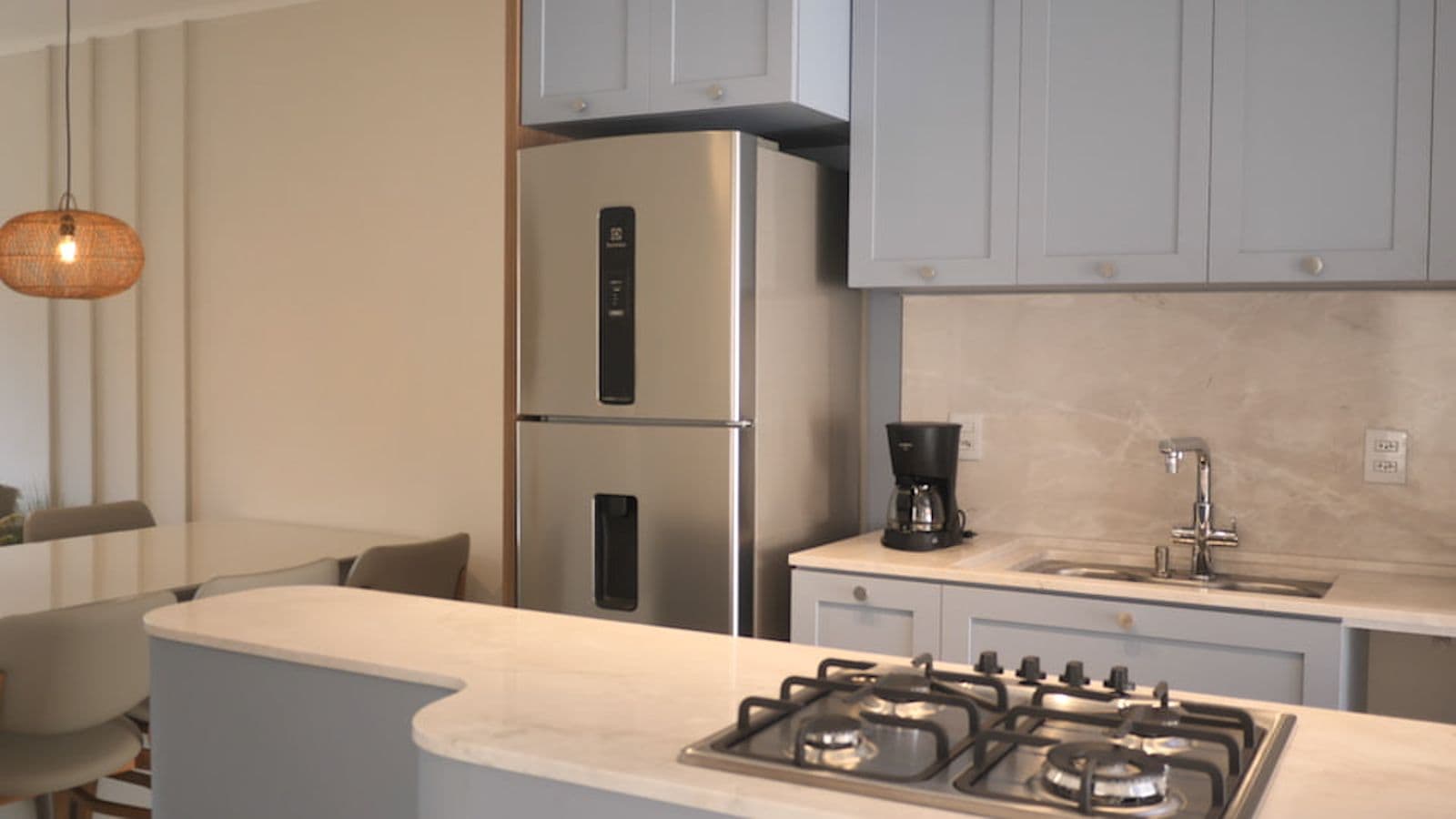 Cozinha — marcenaria e revestimento em pedra