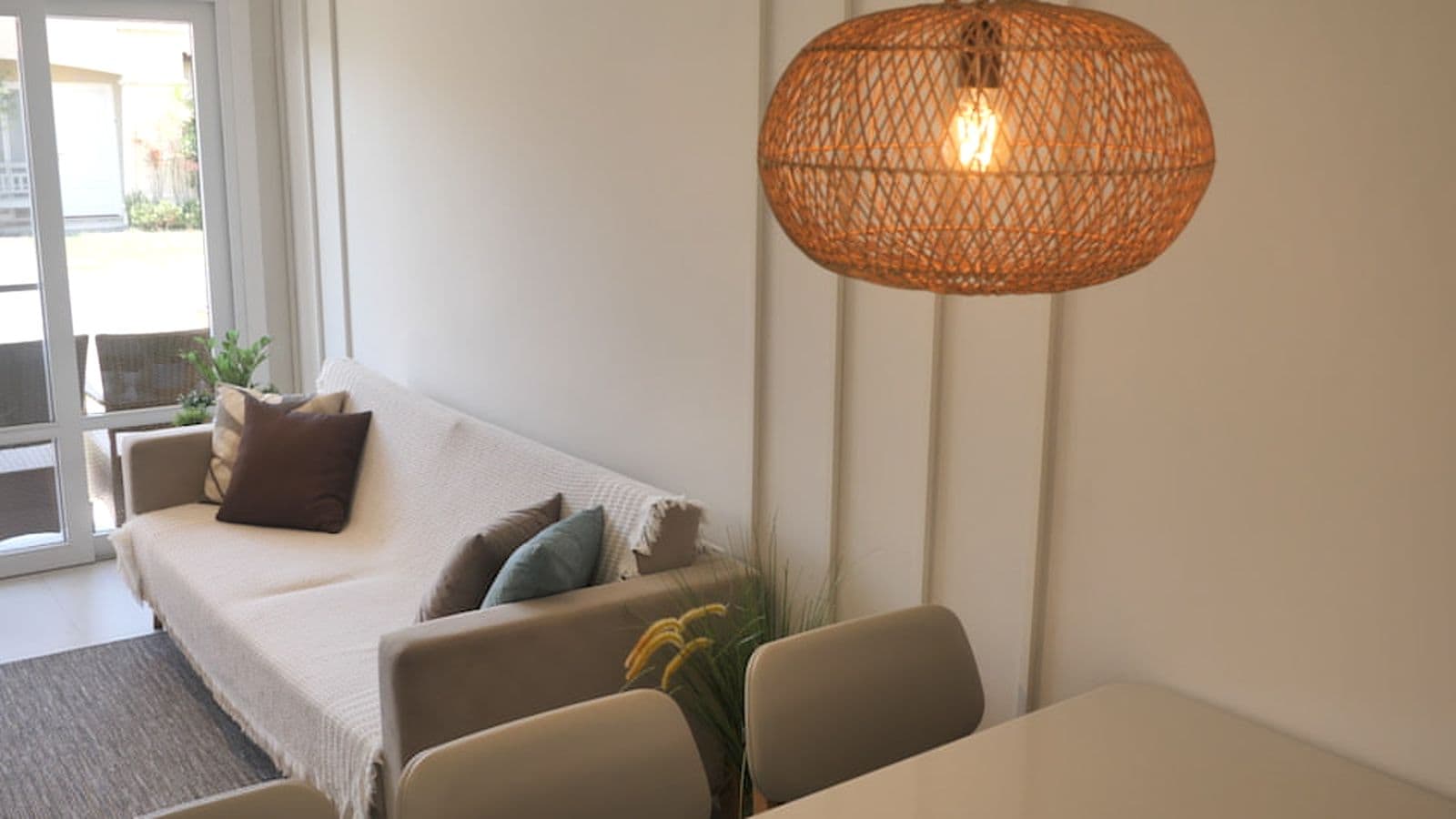 Estar — painel ripado e luminária em fibra natural