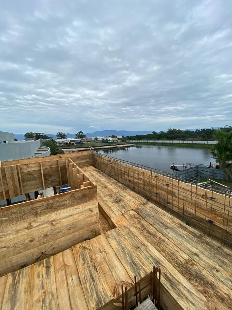 Formas de laje com vista para a lagoa