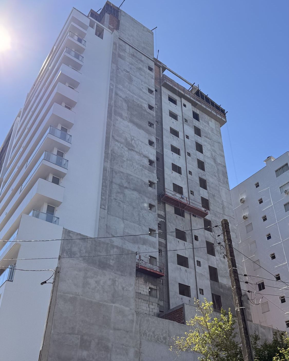 Edifício Zaira em construção, vista da fachada sul a partir da rua